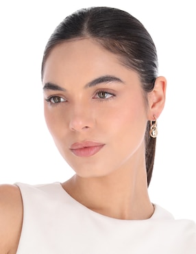 Arete corto Dkny Hailey con acabado pavé