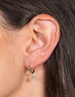 Aretes huggies de ojo turco Carmela Mía 14 K con acabado baño de oro zirconia