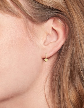 Aretes cortos de corazón Tommy Hilfiger Layered con acabado brillante