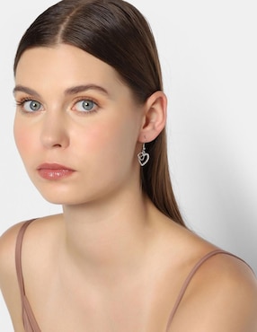 Aretes corto de corazón Ocean Heart con acabado baño de oro blanco 18 K cristal