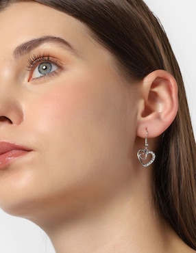 Aretes corto de corazón Ocean Heart con acabado baño de oro blanco 18 K cristal