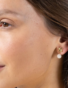 Aretes cortos Hugo Boss Double B Mirelle con acabado brillante imitación perla