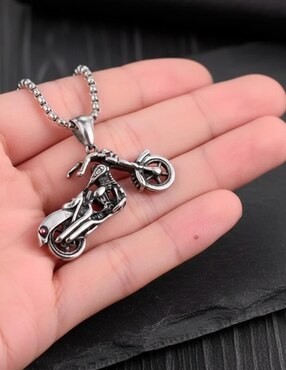 Collar con dije de calavera Nira Biker