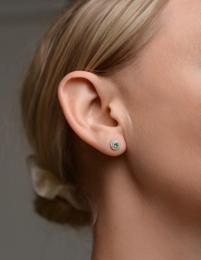 Broqueles circulares Gladkova Joyería de oro blanco 14 k con acabado pavé esmeralda