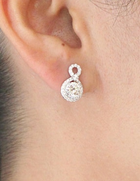 Aretes cortos Sofia Blum de plata P 925 con acabado baño de rodio diamante de laboratorio