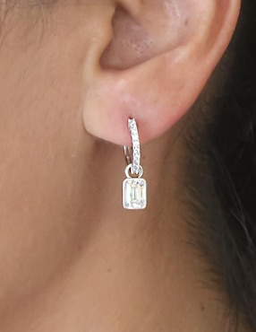 Aretes huggies rectangulares Sofia Blum de plata P 925 con acabado baño de rodio diamante laboratorio