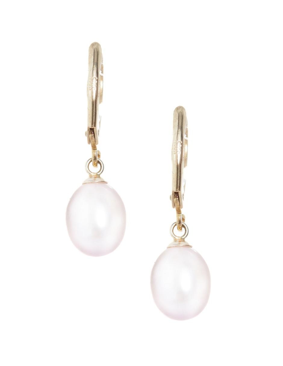 Aretes con acabado brillante perla