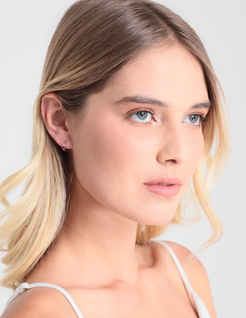 Aretes de corazón de plata con acabado baño rodio zirconia 4