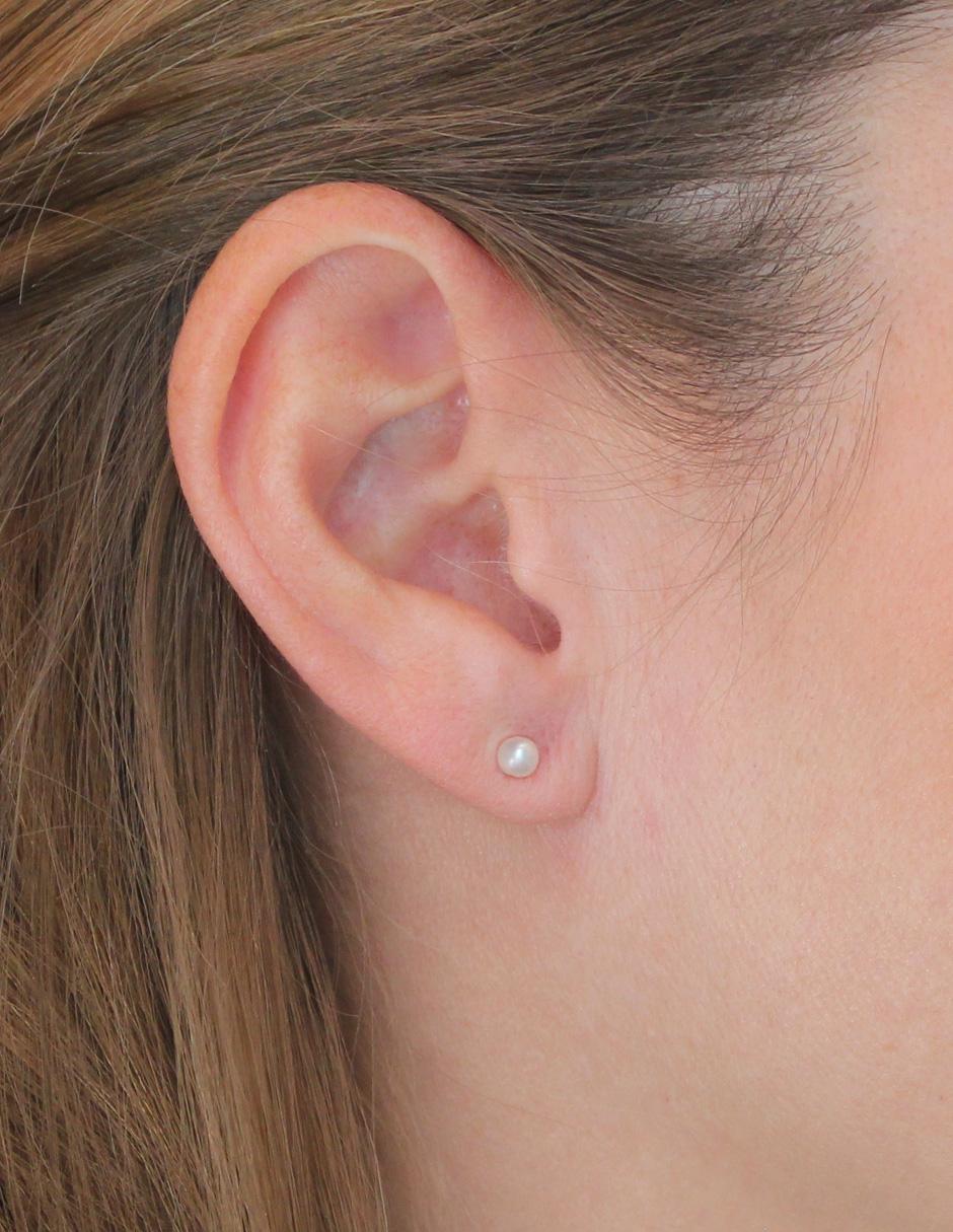 Aretes de oro con acabado brillante perla