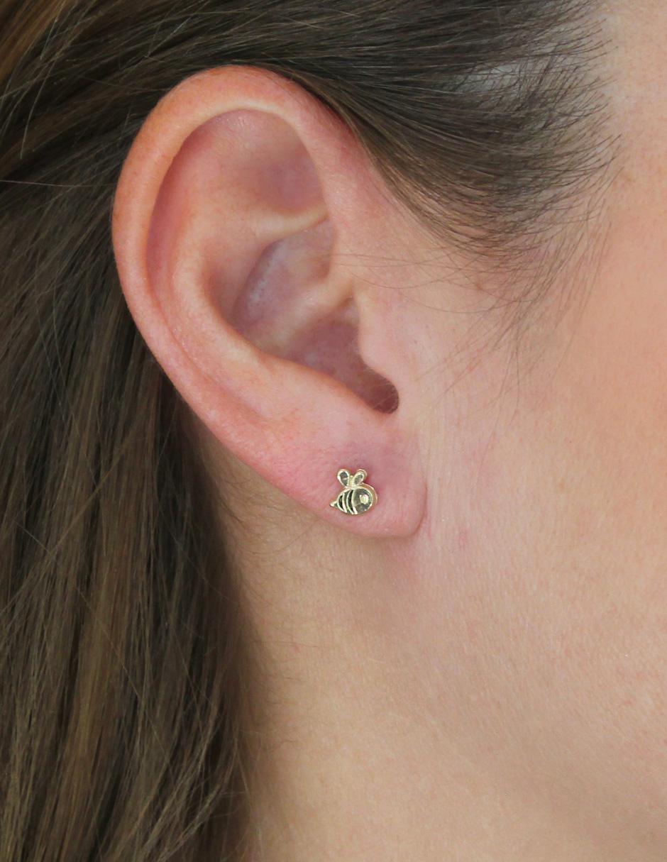 Aretes de oro con acabado brillante