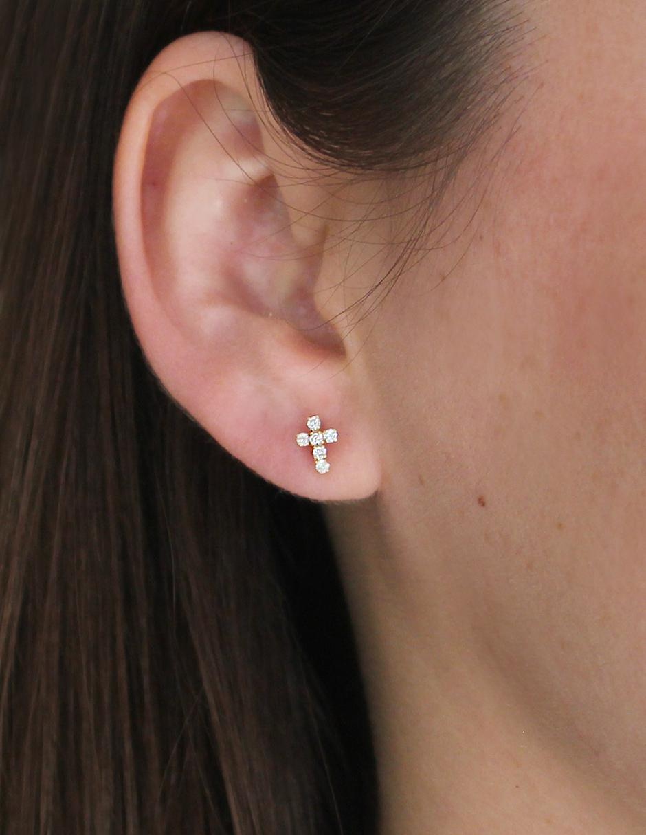 Aretes de oro con acabado brillante zirconia