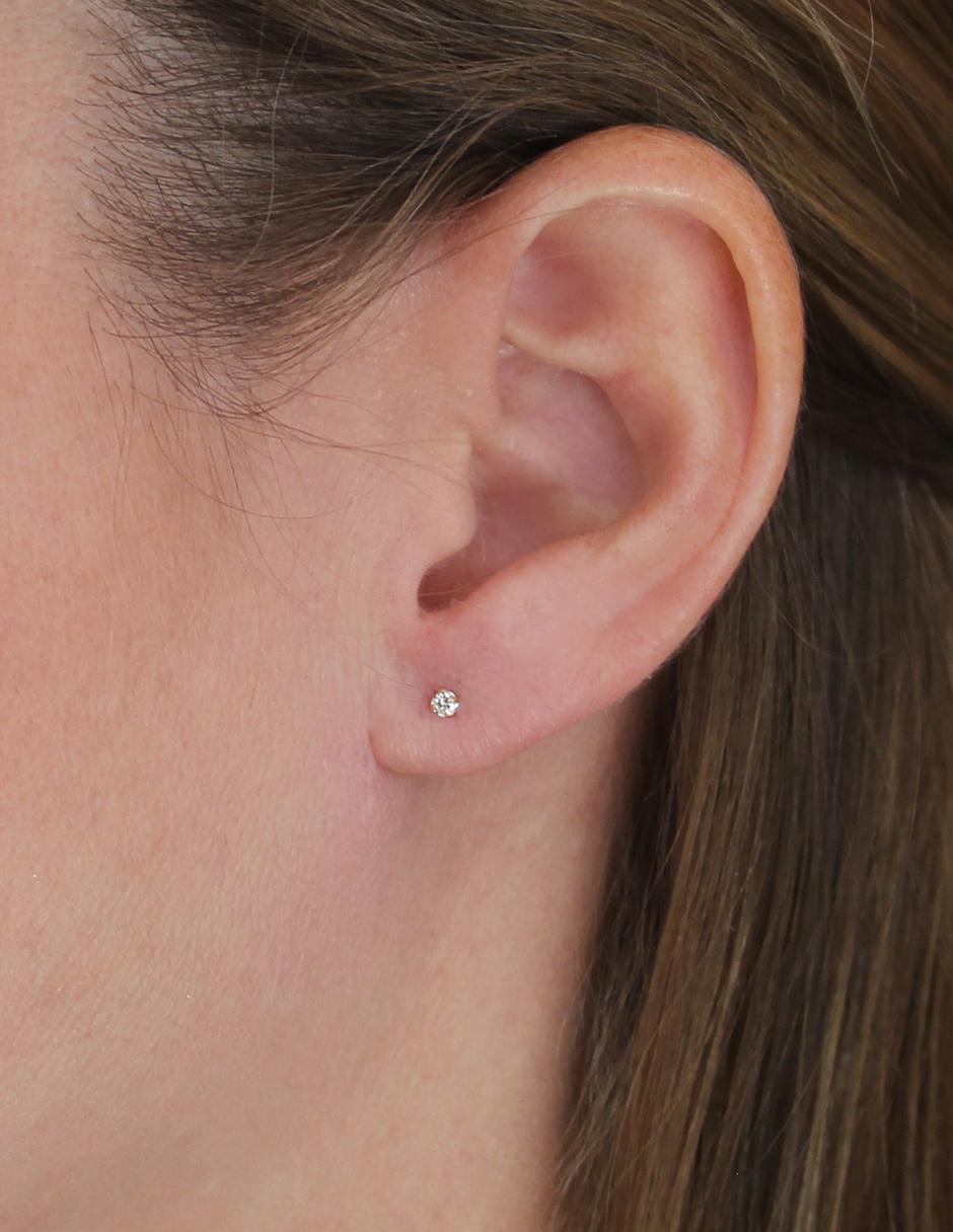 Aretes de oro 10 K con acabado brillante zirconia