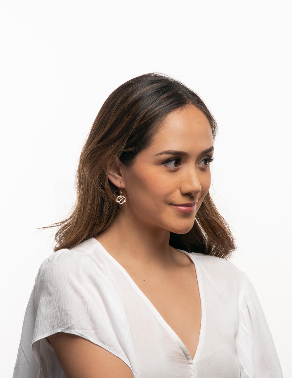 Aretes de corazón con acabado brillante perla 4
