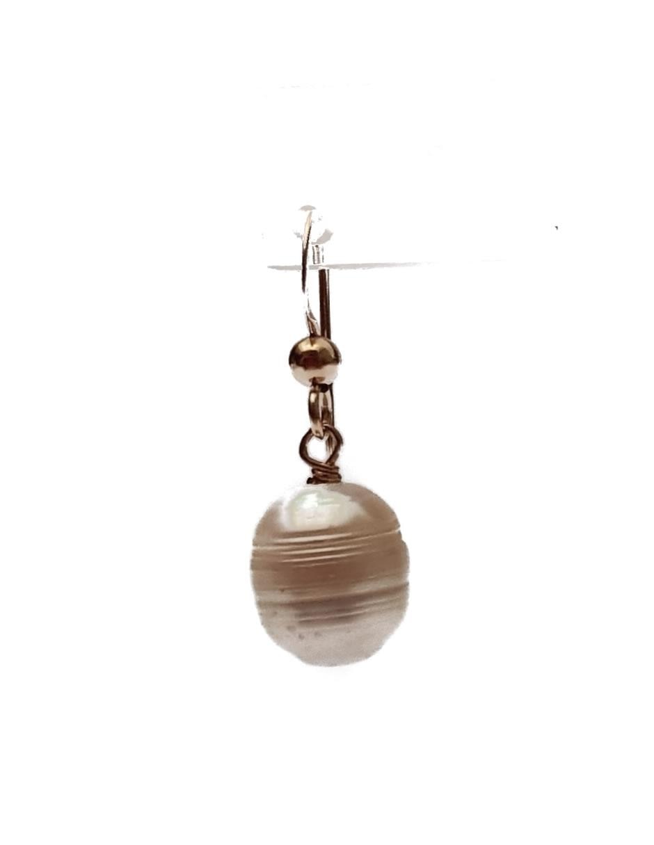 Aretes con acabado brillante perla 2
