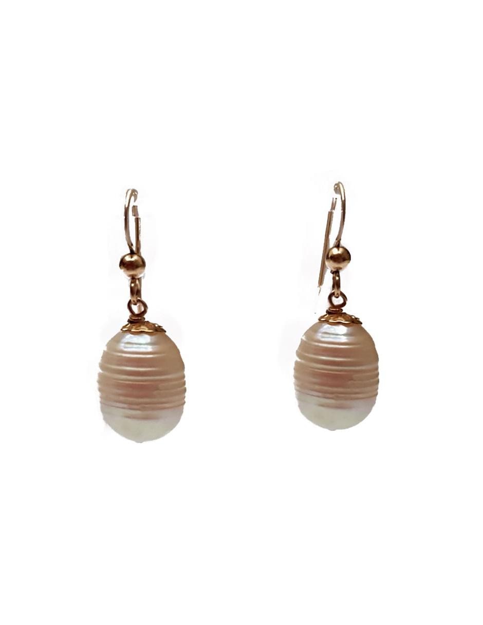 Aretes con acabado brillante perla