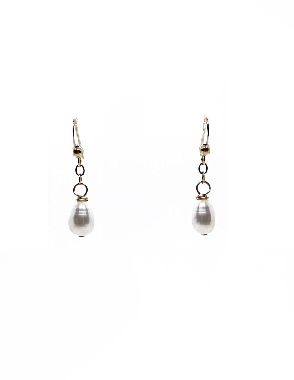 Aretes con acabado brillante perla