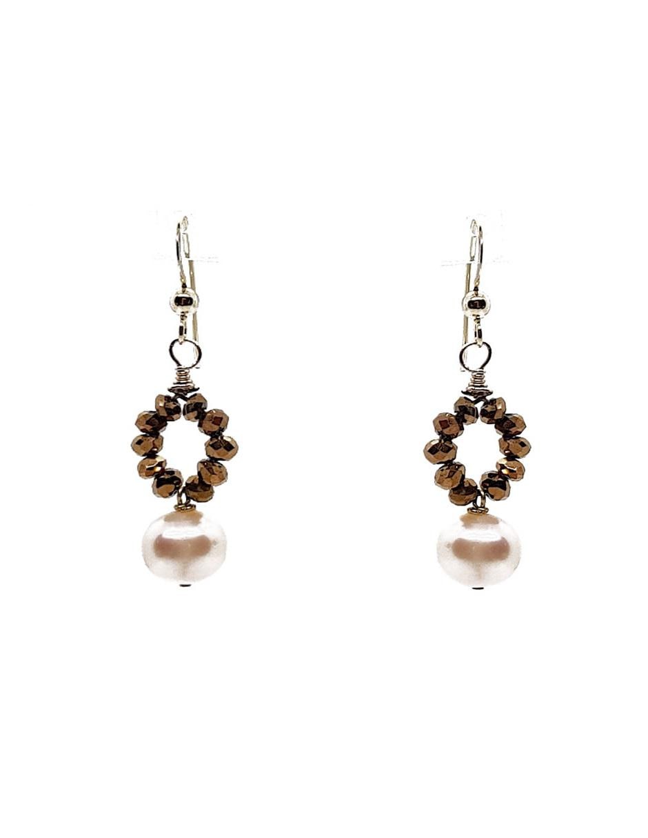 Aretes con acabado brillante perla