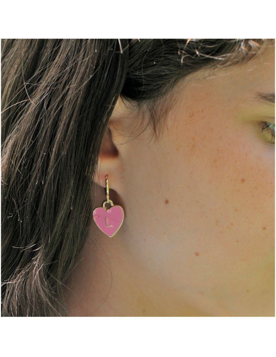 Aretes de corazón con acabado baño de oro 2