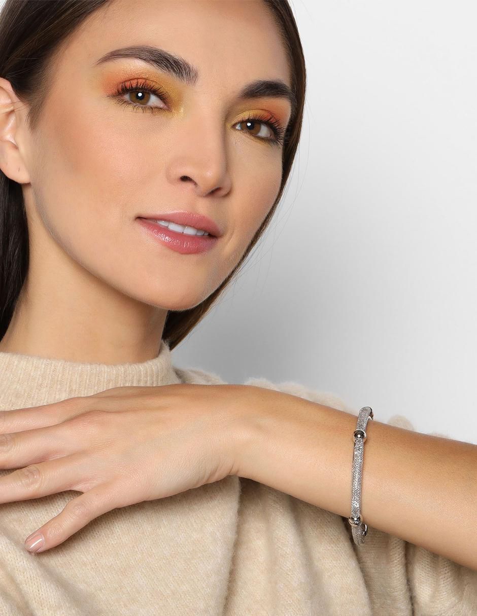 Brazalete con acabado baño de oro blanco 2