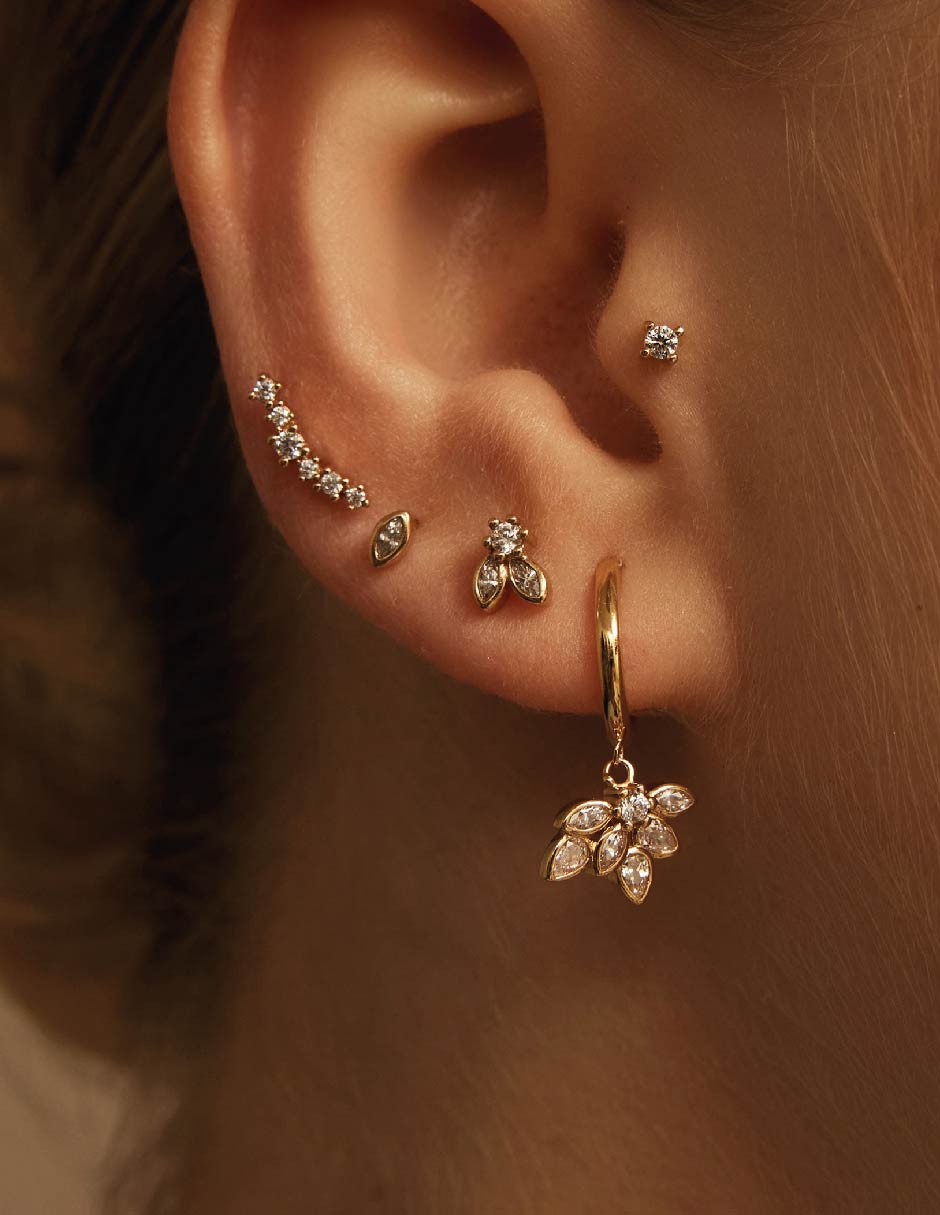 Aretes Classic con acabado baño de oro circonita 3