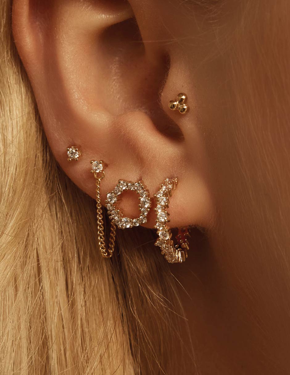 Aretes Classic con acabado baño de oro circonita 2