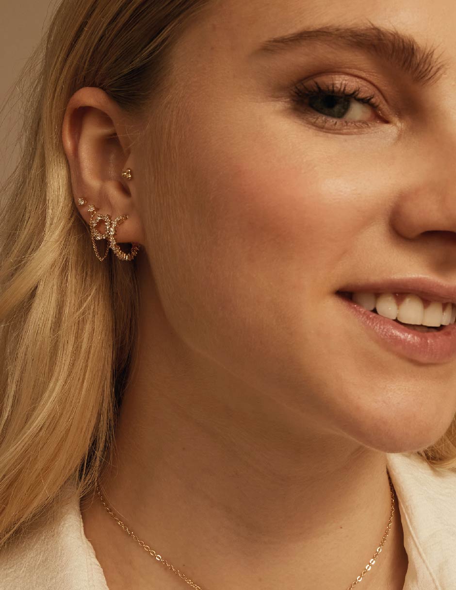 Aretes Classic con acabado baño de oro circonita 3