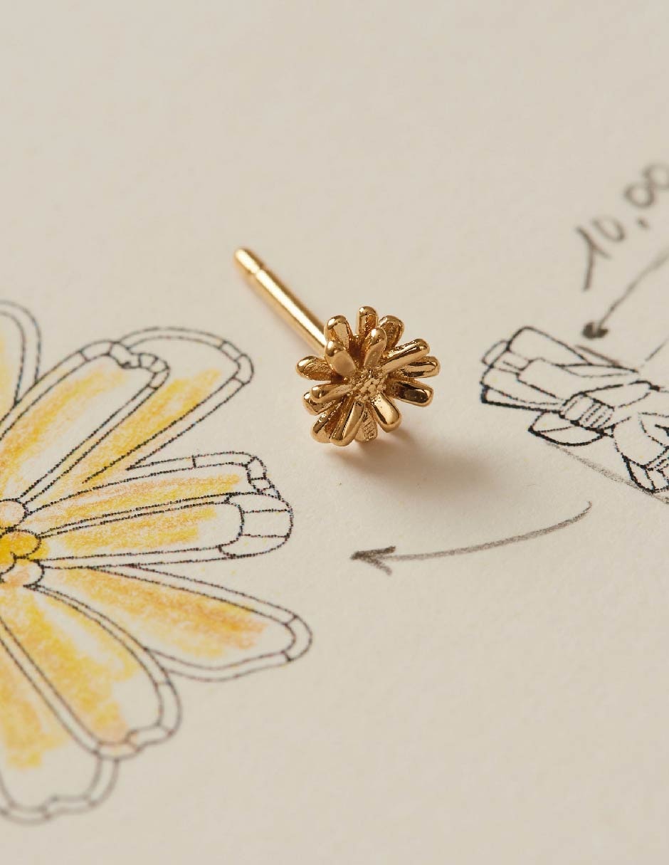 Aretes de flor Fauna & Flora con acabado baño de oro 2