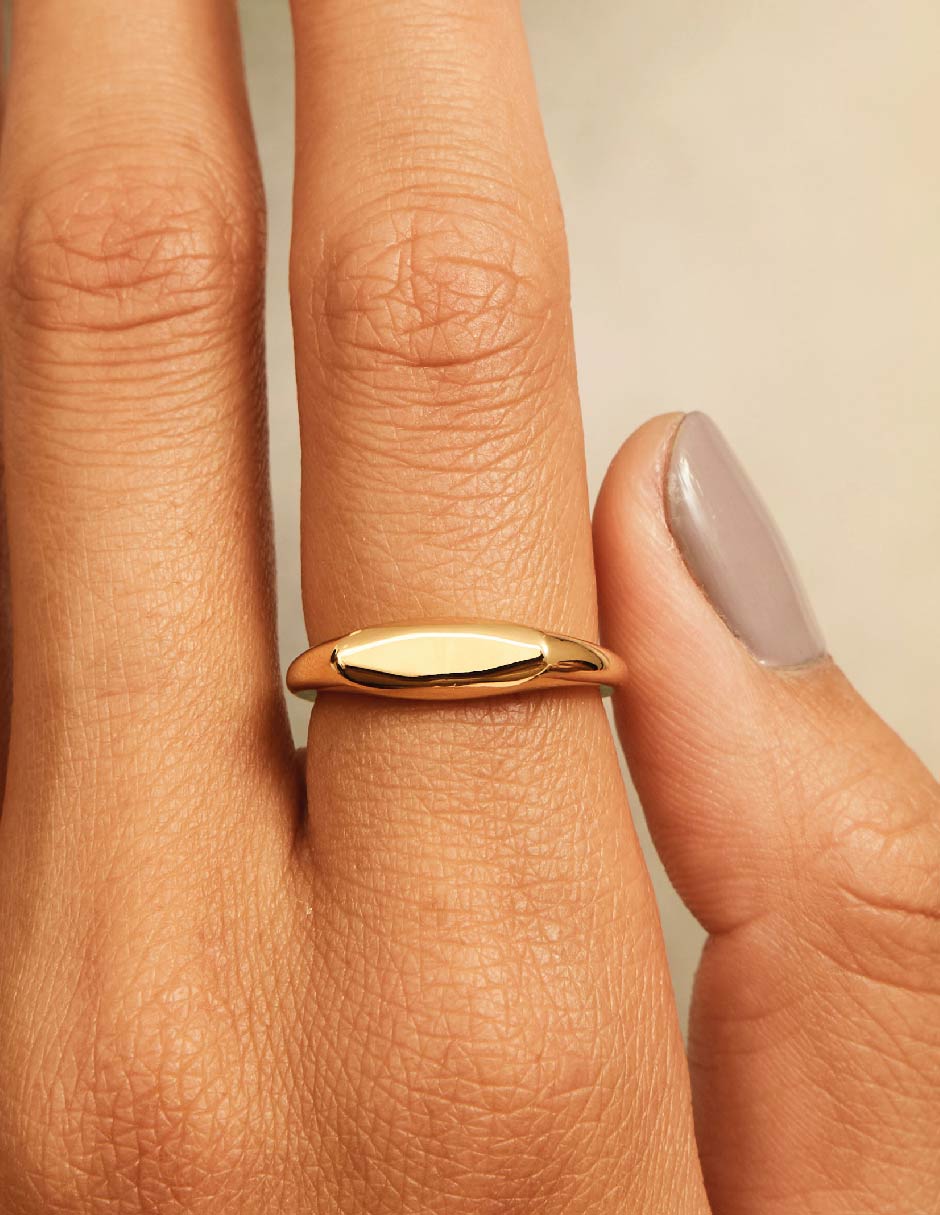 Anillo con gema Engrave con acabado baño de oro 2