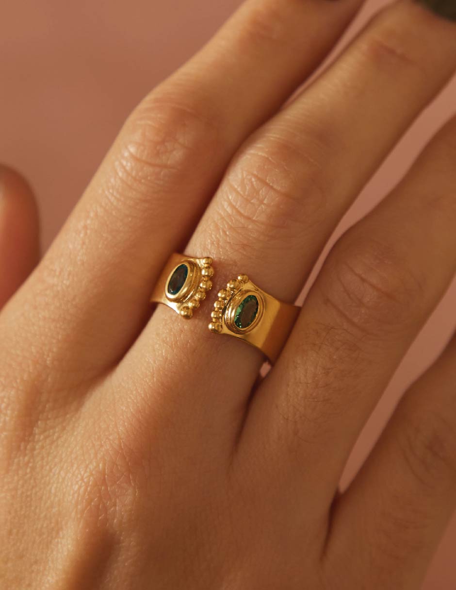 Anillo con gema ovalado Nefertiti circonita con acabado baño de oro 2