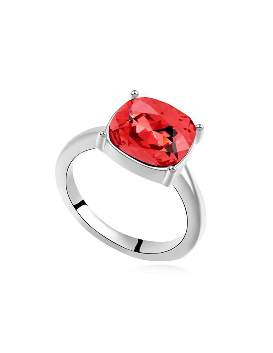 Anillo con gema cuadrado cristal con acabado baño de oro blanco