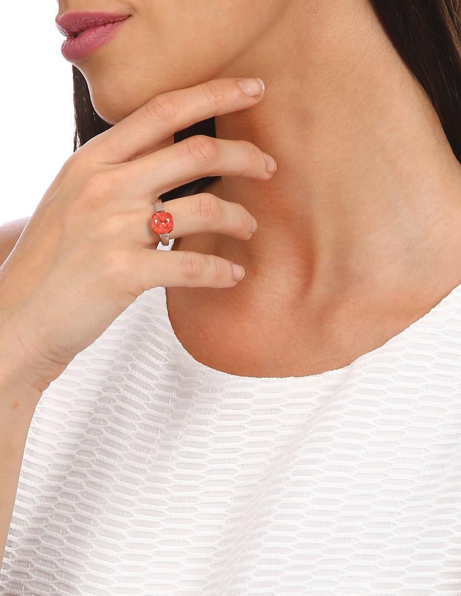 Anillo con gema cuadrado cristal con acabado baño de oro blanco 2