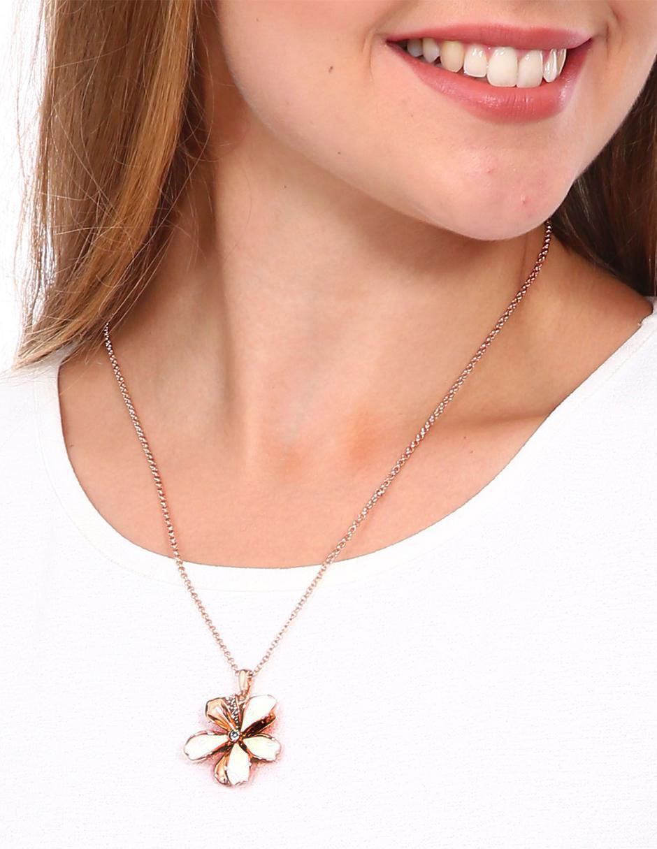 Collar con dije de flor 2