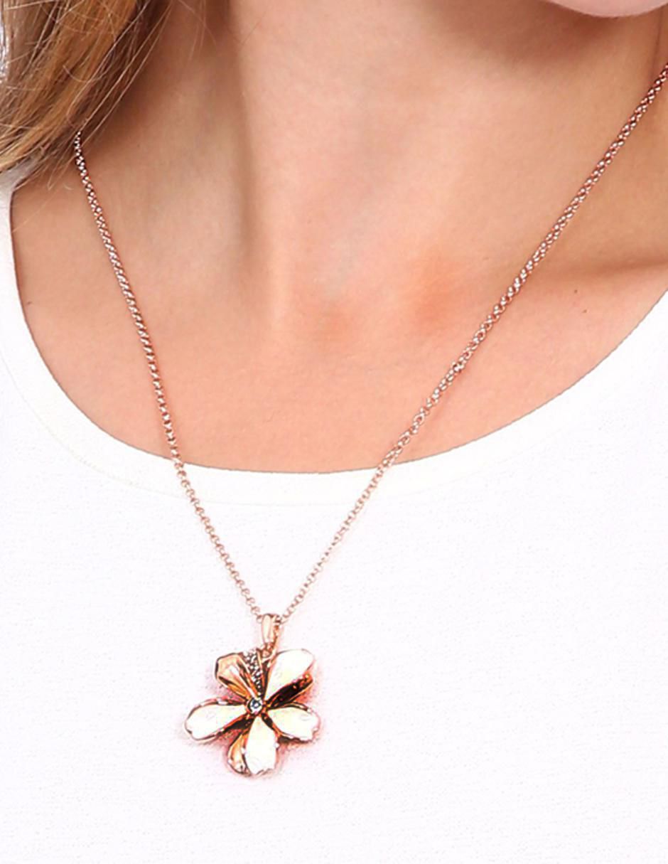 Collar con dije de flor 3