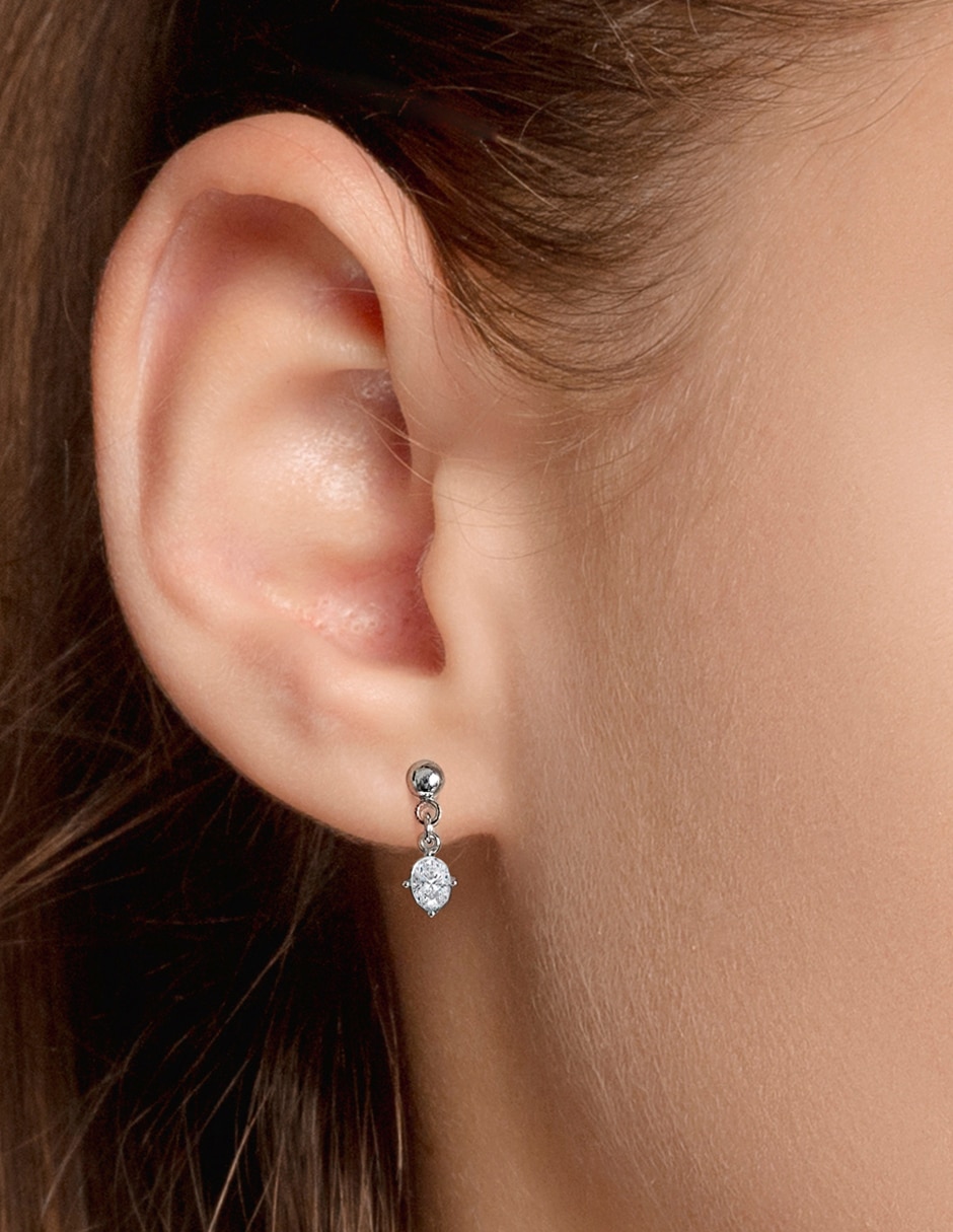 Aretes ovalados con acabado baño rodio zirconia 3