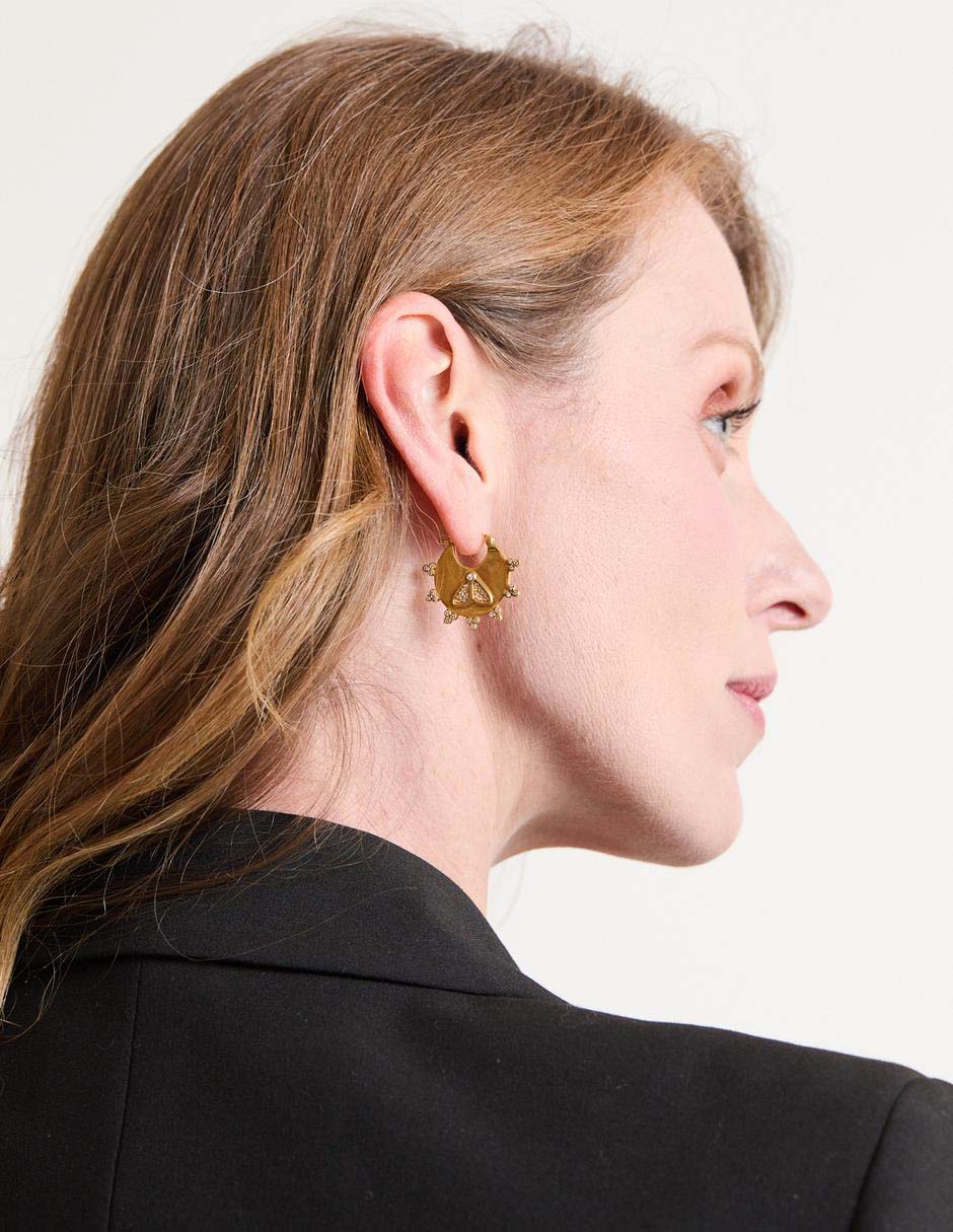 Aretes Brumata con acabado baño de oro circonita 4