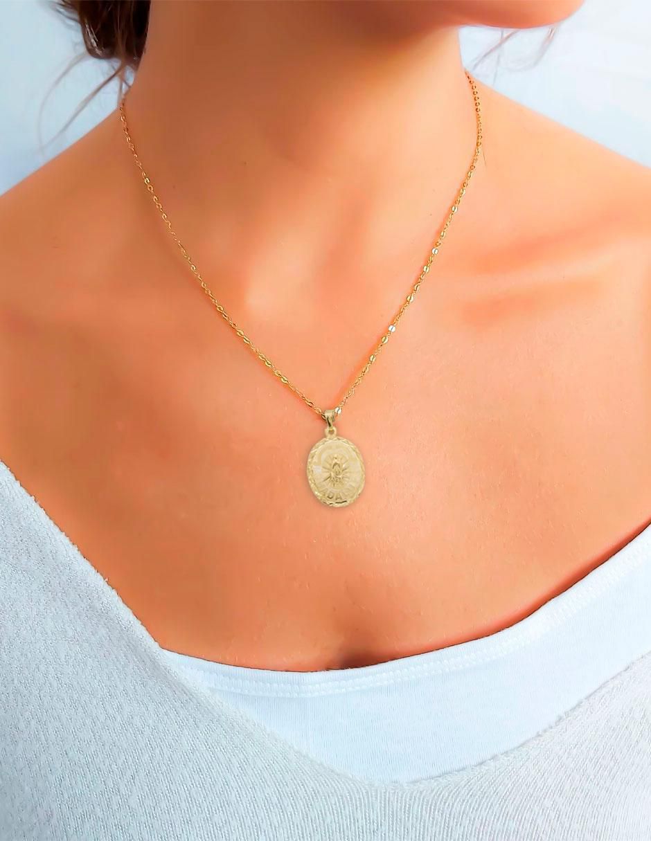 Collar con dije ovalado 3