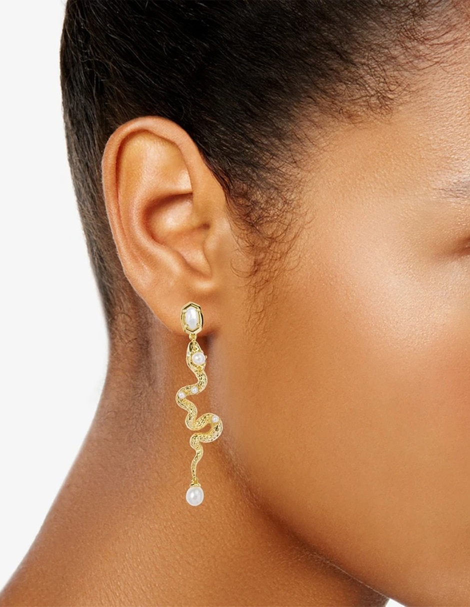 Aretes largos de serpiente con acabado baño de oro 14 K concha nácar 2
