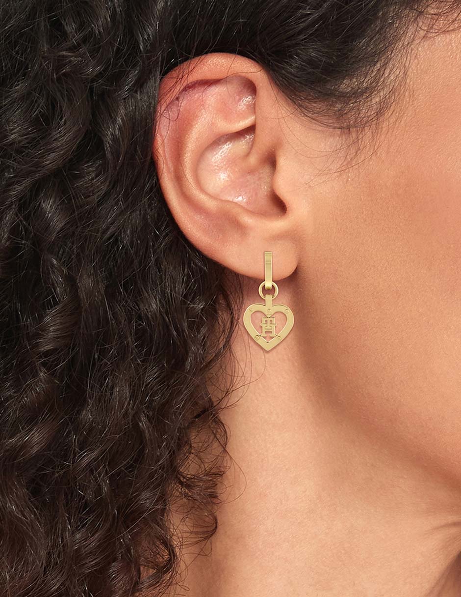 Aretes de corazón Monogram Hearts con acabado chapa de oro 2