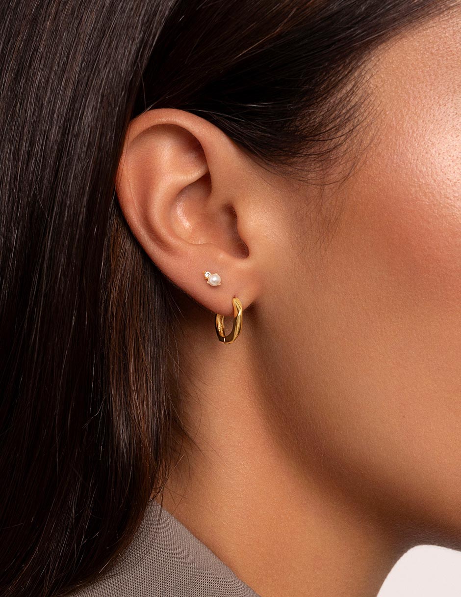 Aretes huggies de plata con acabado Baño de oro 18 K Perla 5