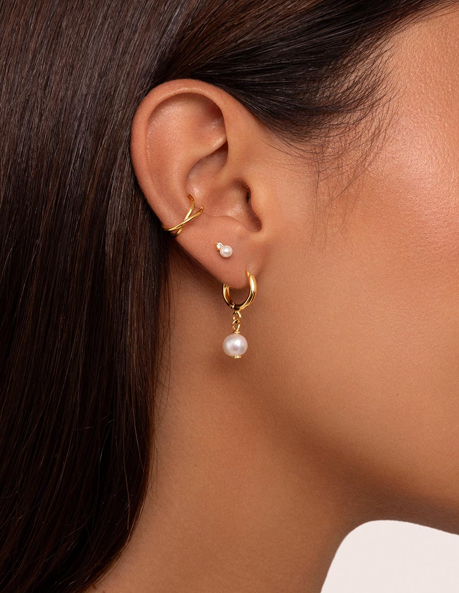 Aretes huggies de plata con acabado Baño de oro 18 K Perla 8