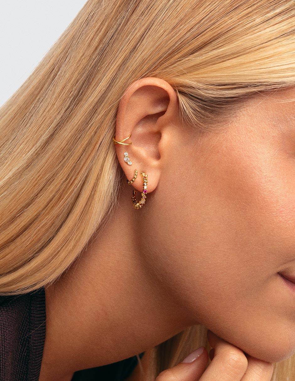 Aretes cortos de media luna Estellar de plata 18 k con acabado baño de oro circonita 4