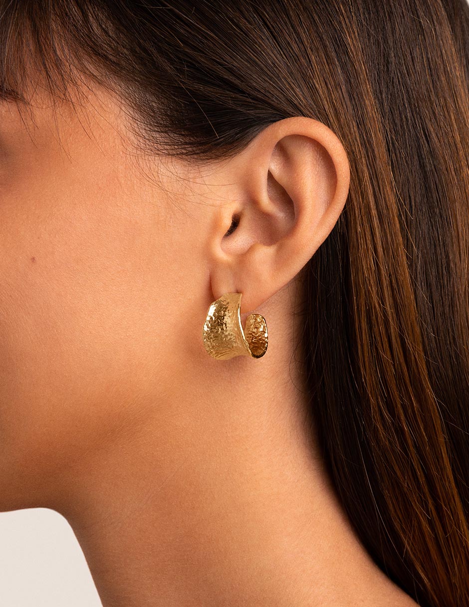Aretes cortos de media luna Boho 18 k con acabado baño de oro 3