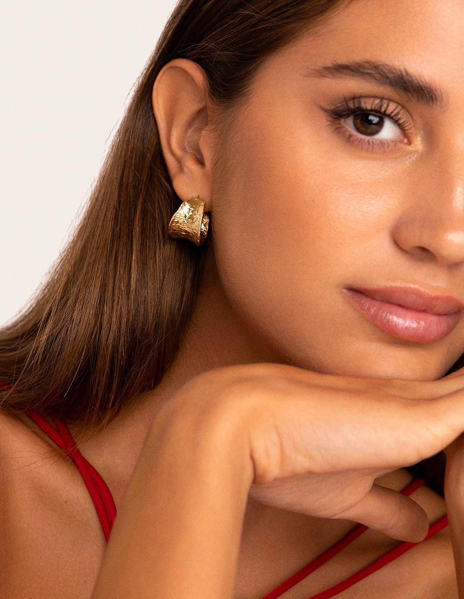 Aretes cortos de media luna Boho 18 k con acabado baño de oro 4