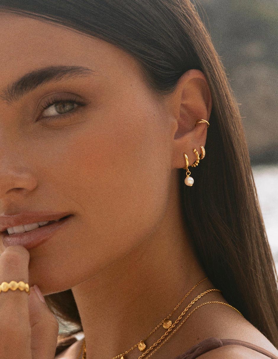 Aretes cortos Aro Pearl de plata P 925 con acabado baño de oro perla akoya 6