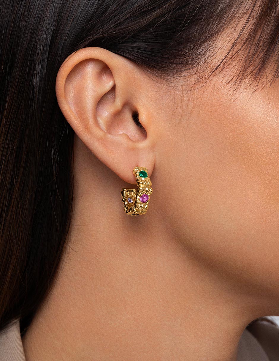 Aretes cortos circulares Sand Colors baño de oro 18 k circonita