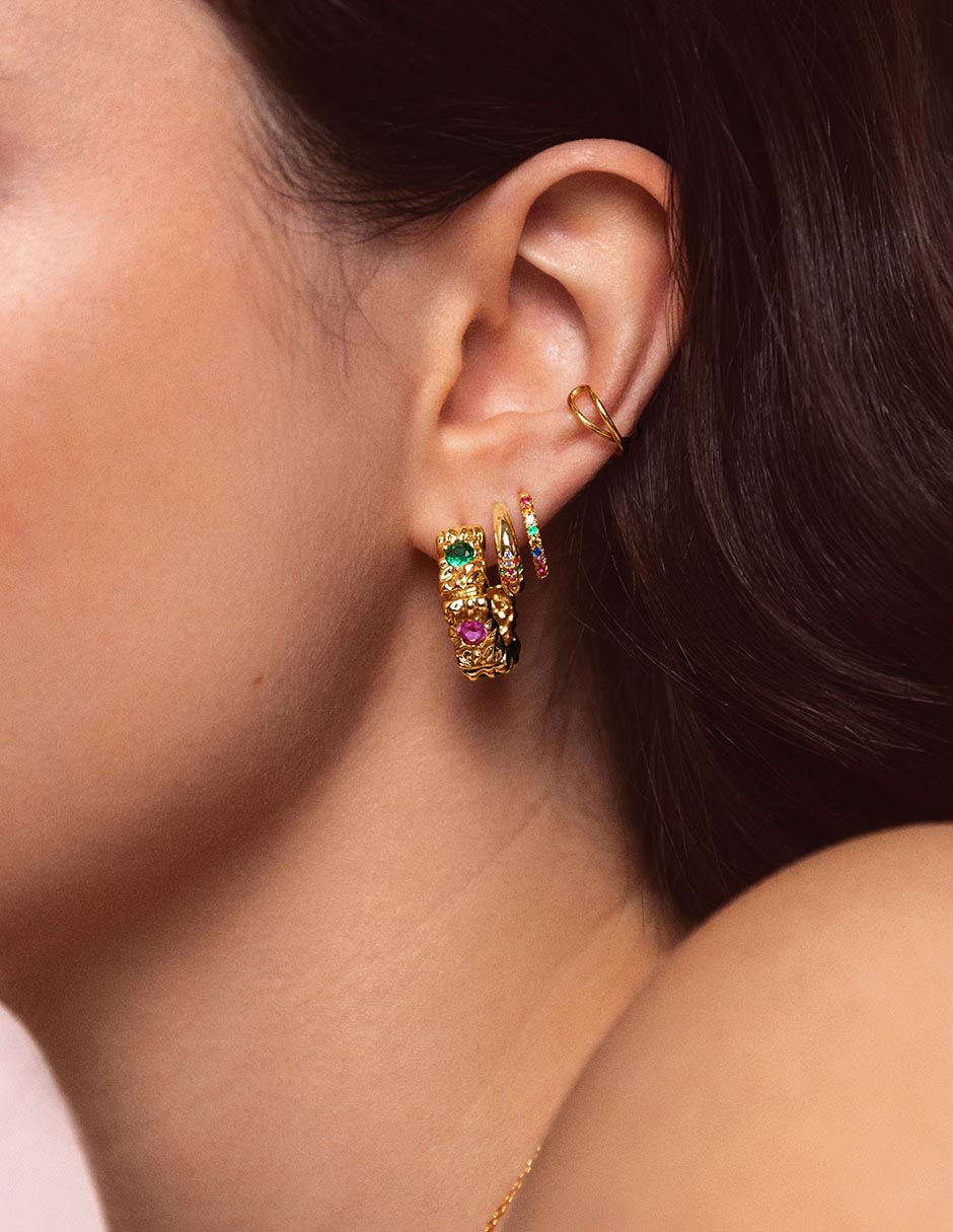 Aretes cortos circulares Sand Colors baño de oro 18 k circonita