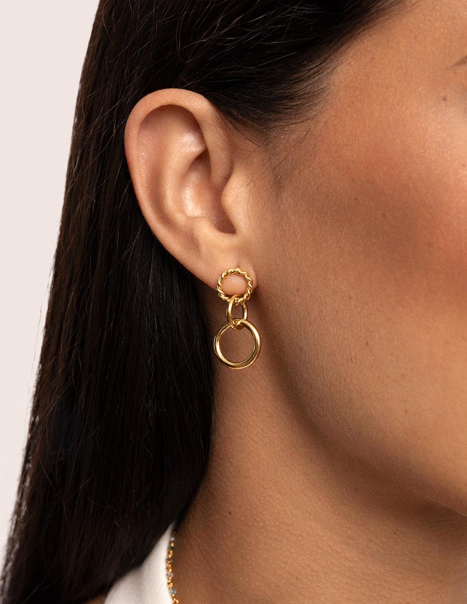 Aretes cortos circulares Circles Twist 18 K con acabado baño de oro. 3