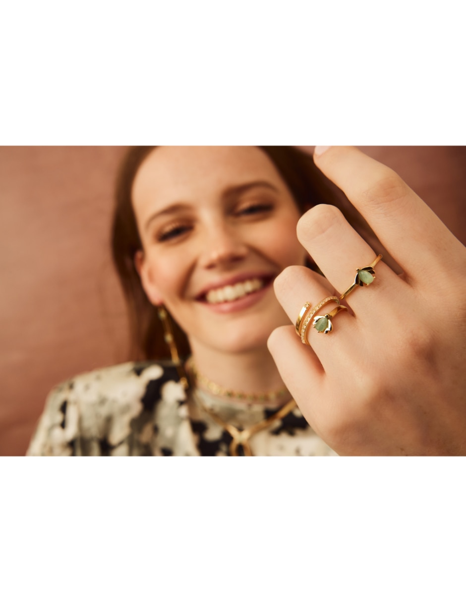 Anillo con gema de luciérnaga Firefly jade con acabado baño de oro 3