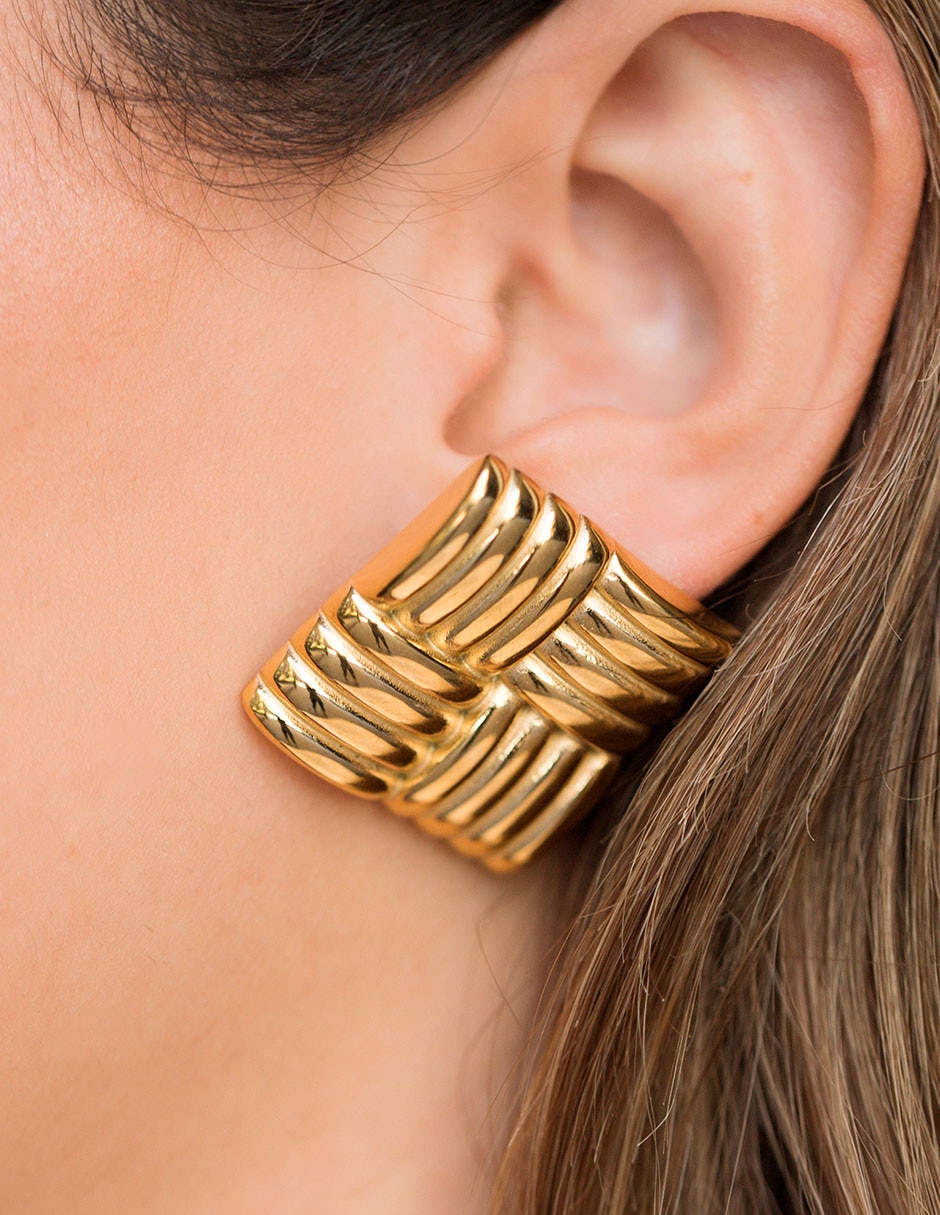 Aretes cuadrados Universal Classic Collection con acabado chapa de oro 3