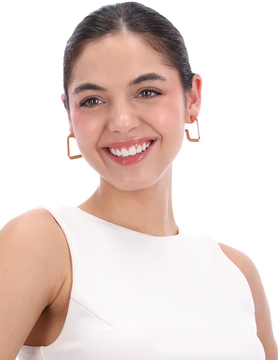 Aretes cuadrados con acabado brillante 3